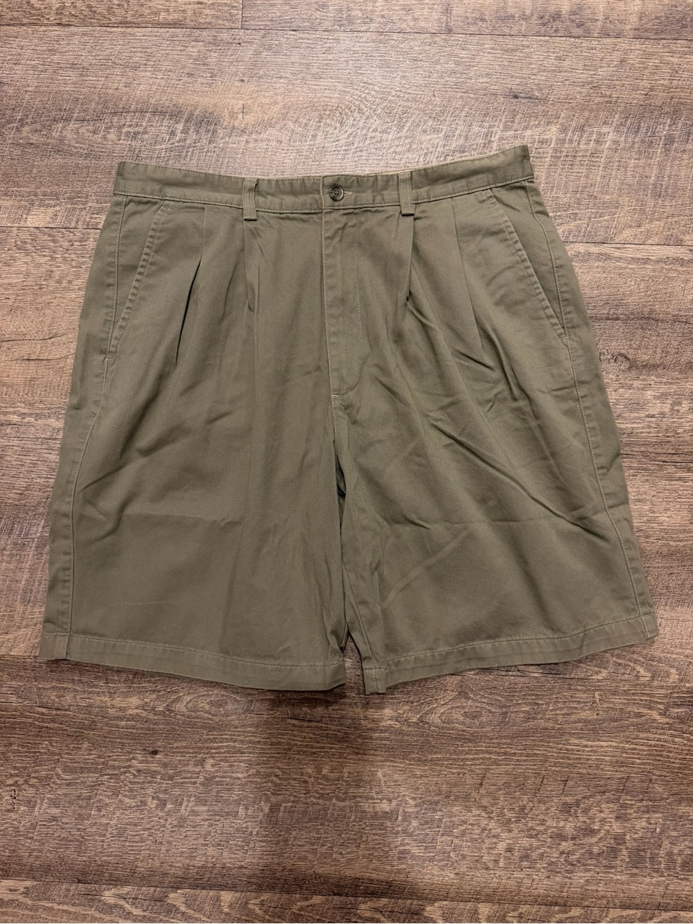 St. John’s Bay Men’s Olive Khaki Pleated Shorts 36